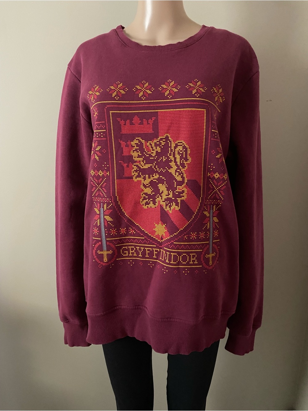 Harry Potter Wizarding World Gryffindor Crest maroon Sweater, men’s large